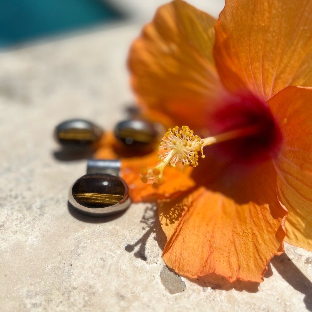 Genuine tiger eye clip on earrings and pendant set in sterling silver. - Picture 3 of 3